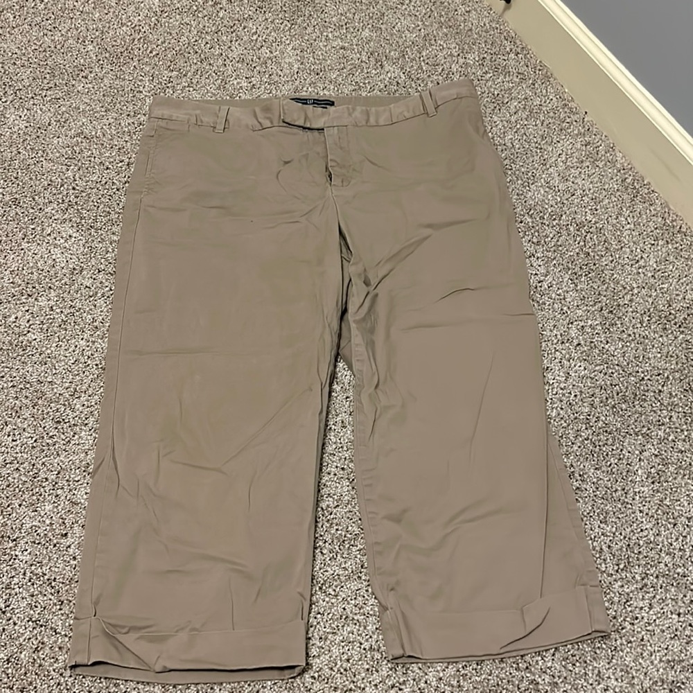 GAP cuffed capri size 16. Worn once.